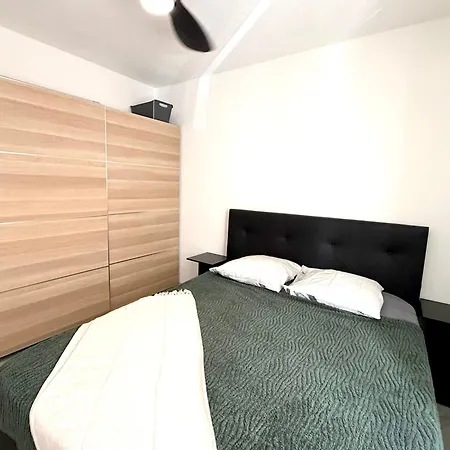 Apartment Close To The Sea Sleeps 4 *