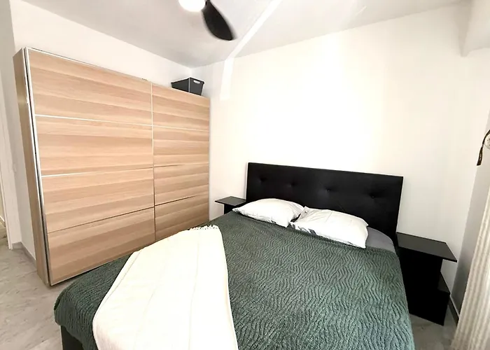 Apartment Close To The Sea Sleeps 4 *